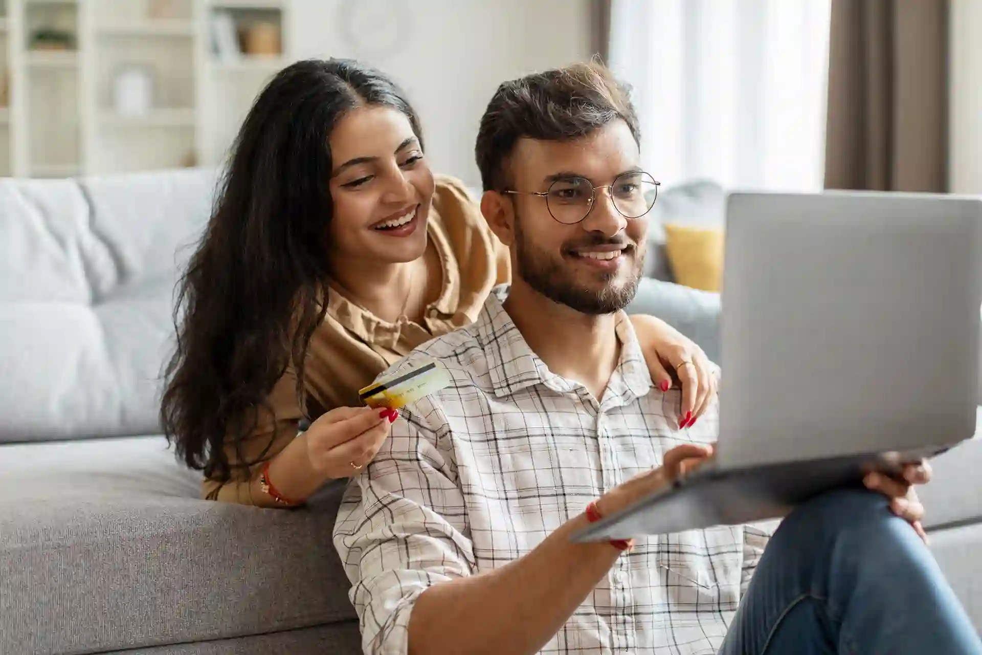 un couple simule un projet sur un ordinateur