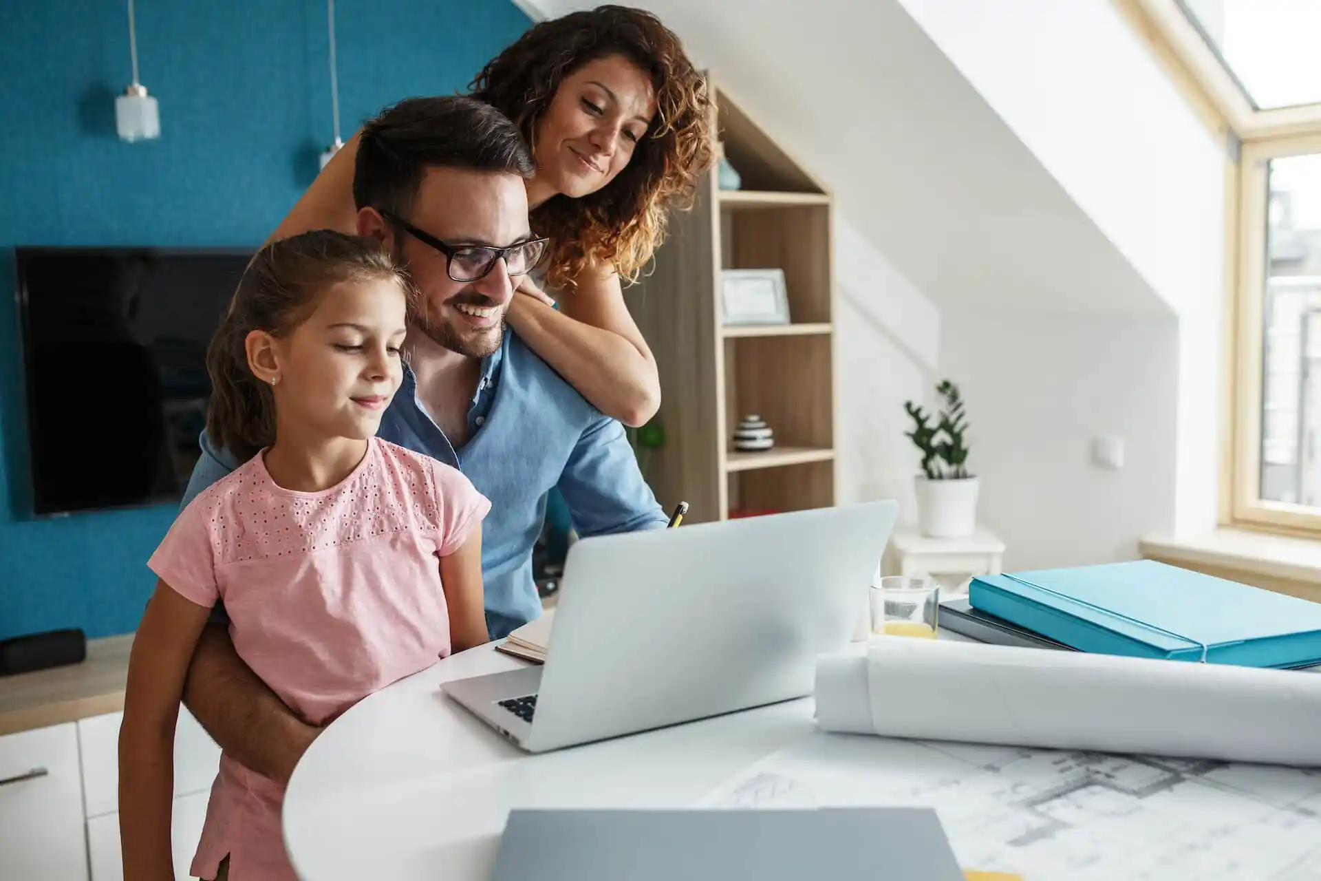 famille heureuse de préparer un projet