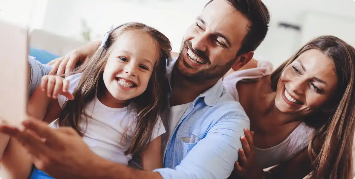 famille heureuse suite à l'accord pour un rachat de crédits