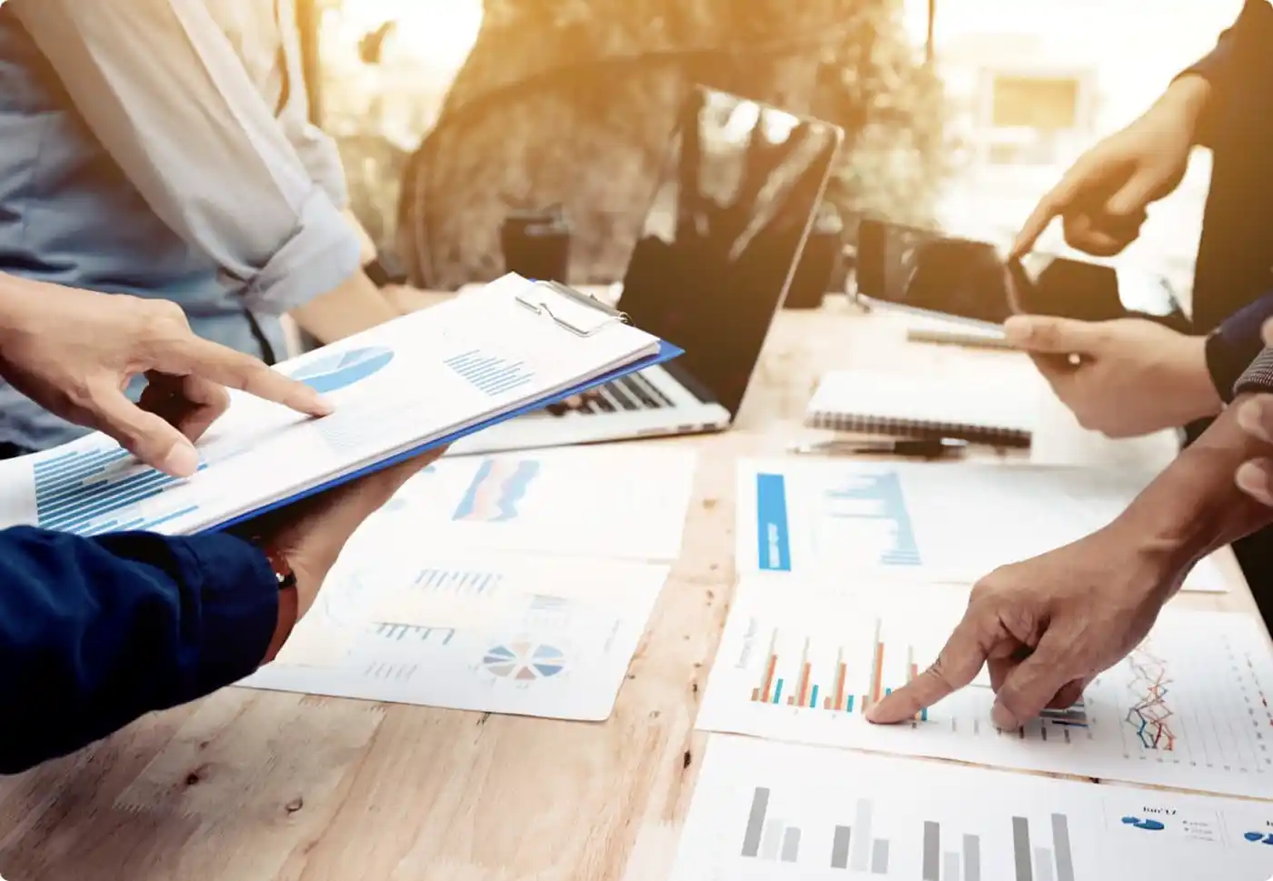 à une table de travail plusieurs personnes collaborent pour un projet de financement